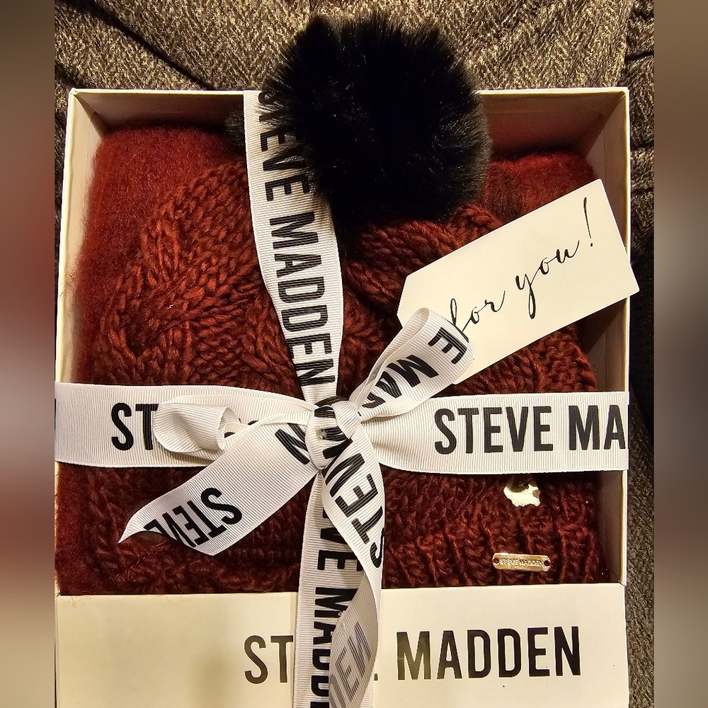 NEW Hat & Scarf set Gift Box Very Nice!